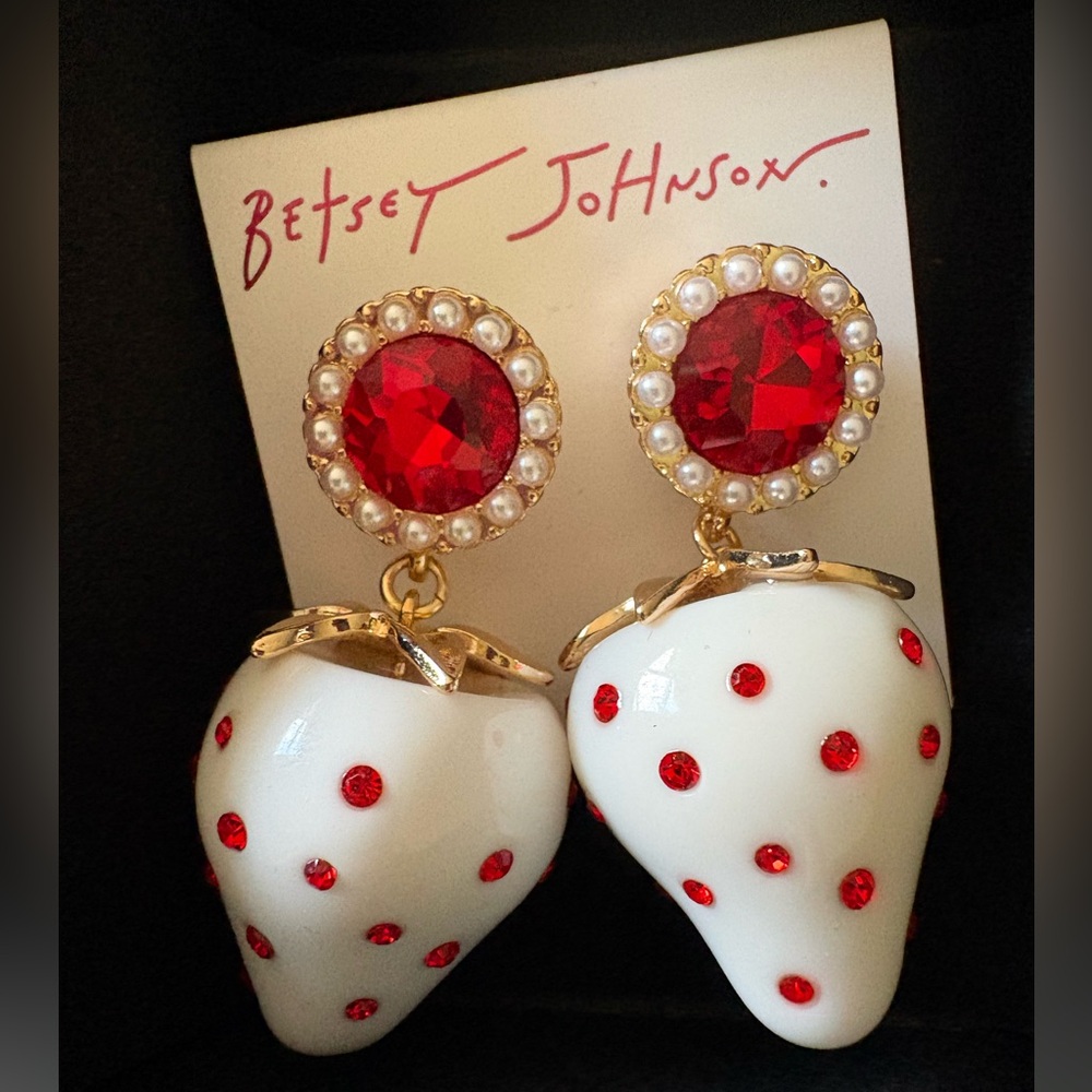 🍓NWT Betsey Johnson White Strawberry Red Crystal Faux Pearl Drop Earrings 🤍